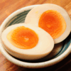 半分にカットした半熟で艶のある味付けたまご
