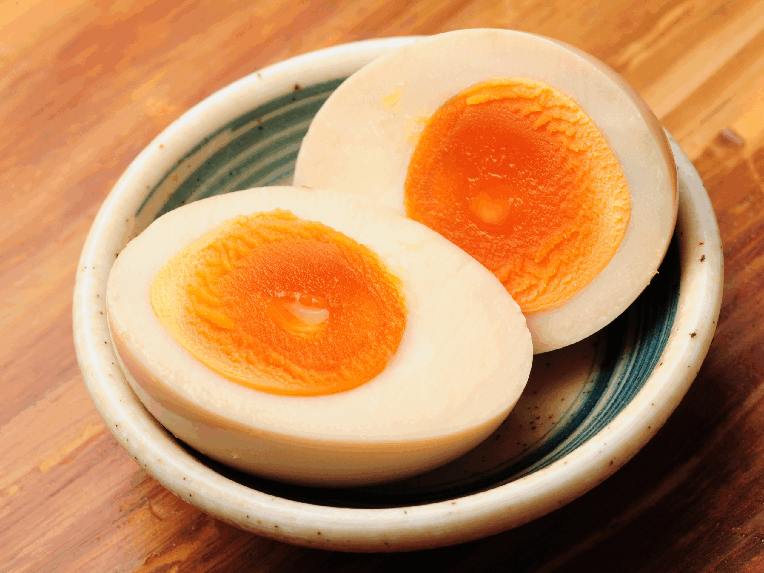 半分にカットした半熟で艶のある味付けたまご