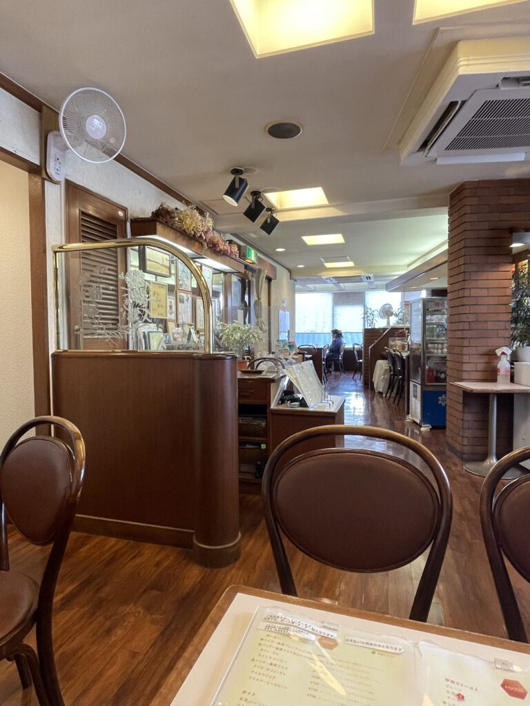 下丸子ハッピー珈琲のレトロな店内