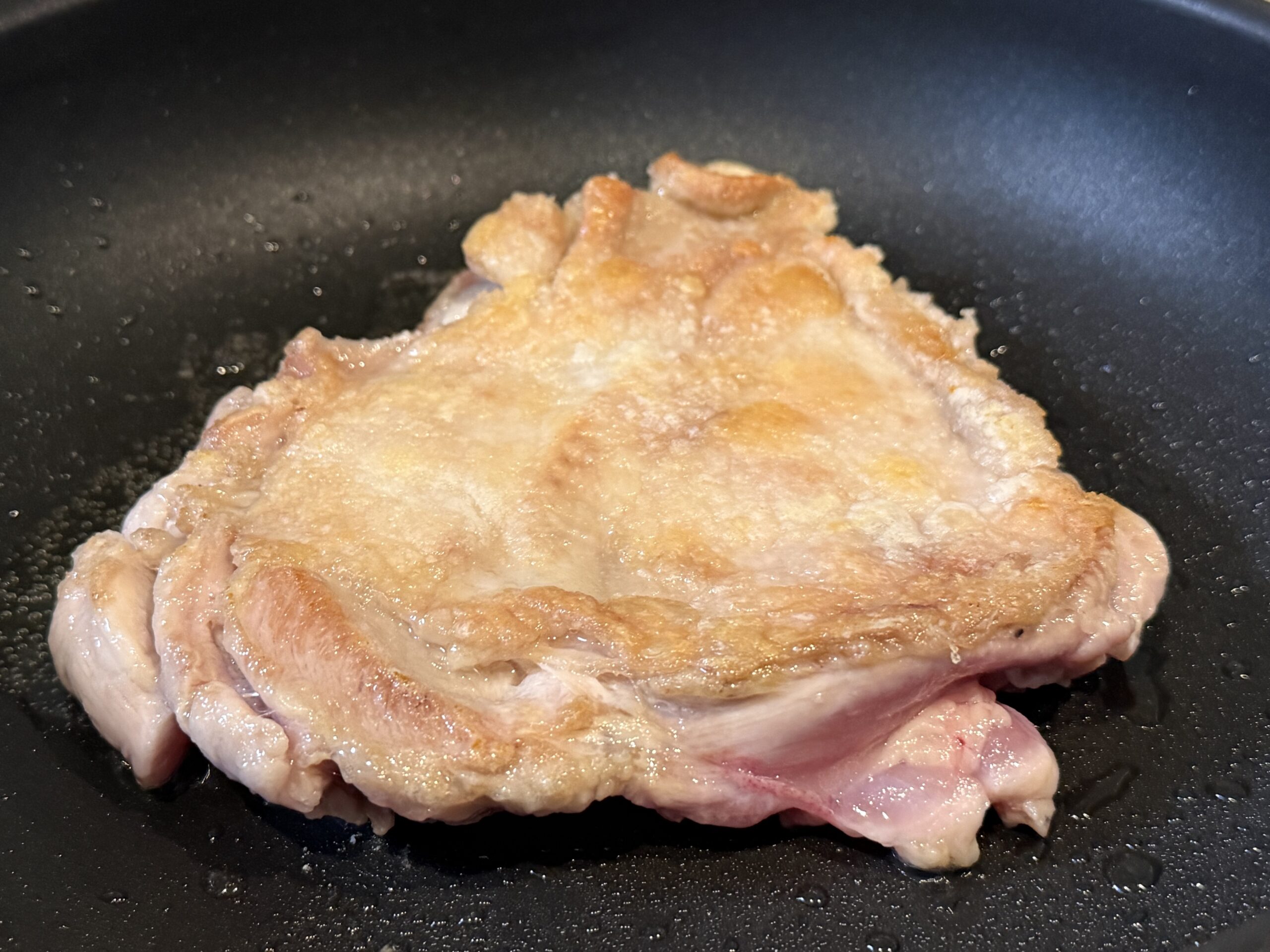 鶏もも肉の皮目を焼く