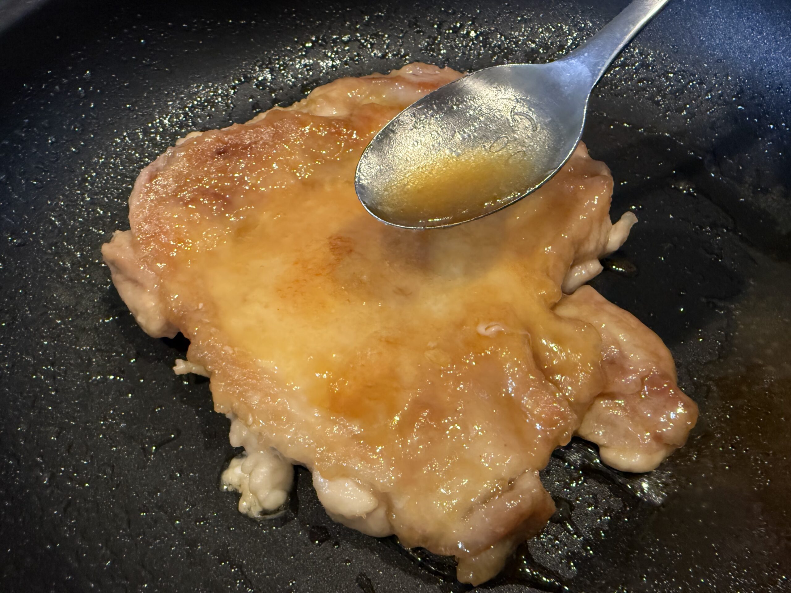照り焼きチキン_タレをまわしかける