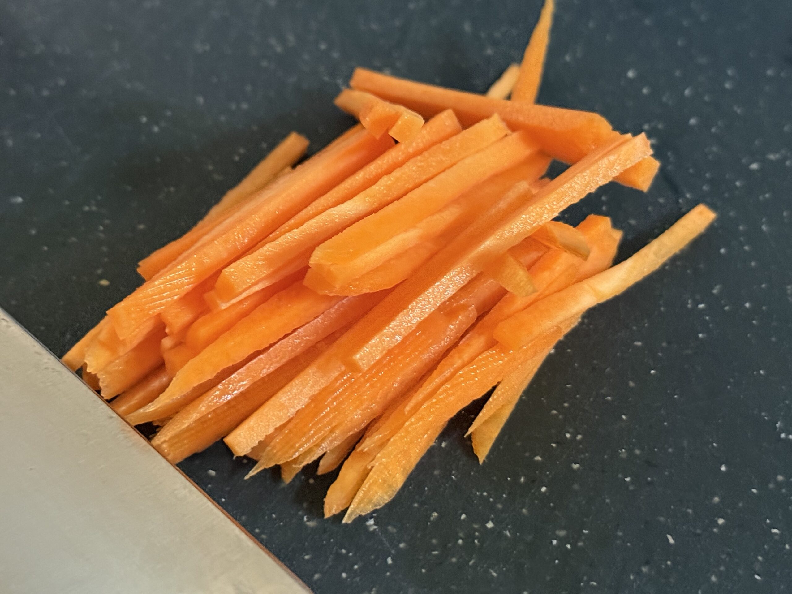 カラムーチョキャロットサラダを作るために人参の細切りにしている