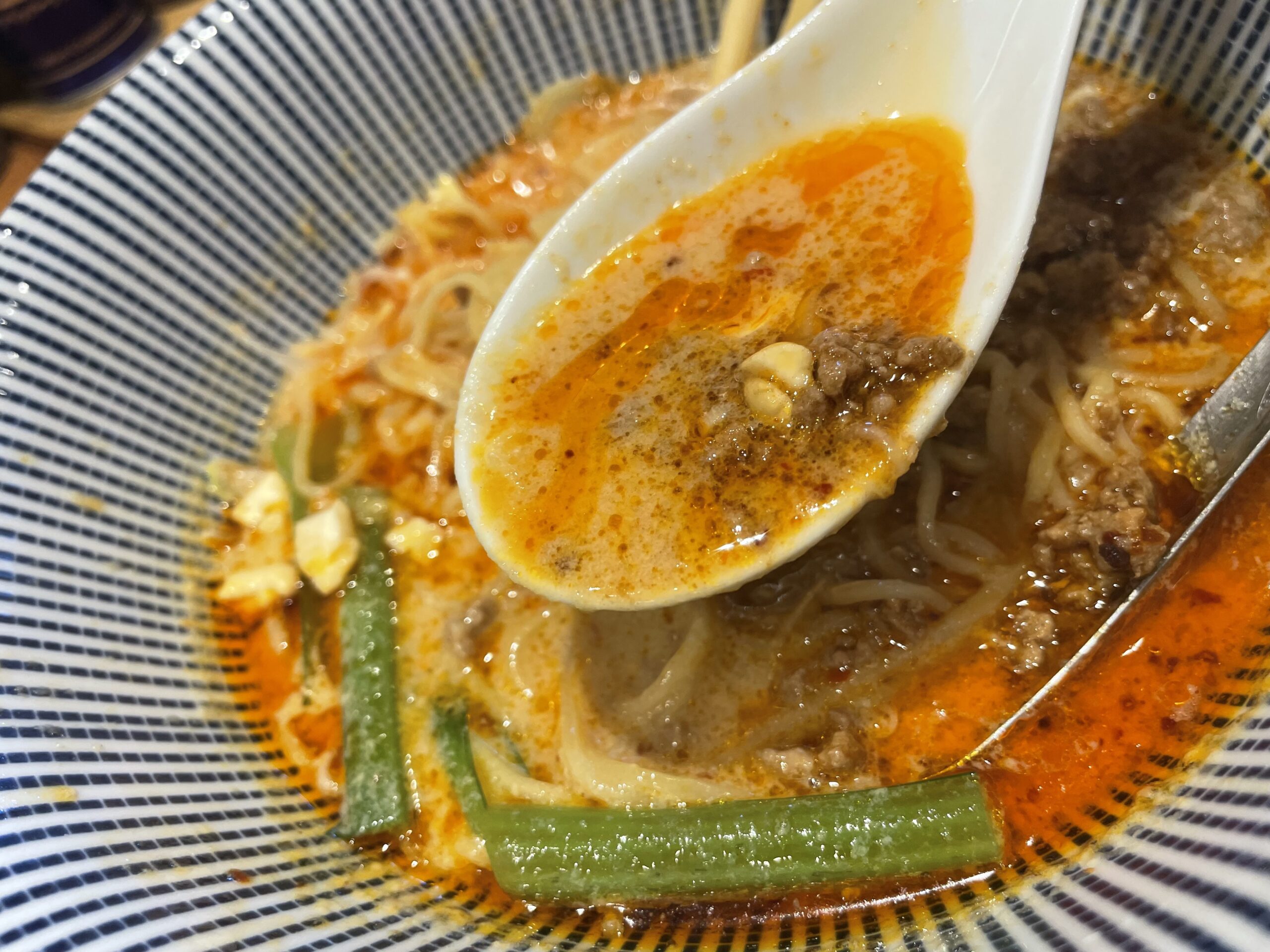 自家製のラー油と豆乳の中にコクのある胡麻の風味が溶け込んだ坦々スープ