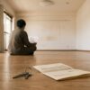 退去後の空き部屋で床に座り、退去費用の請求書を読む人の後ろ姿。手前の床には鍵と書類が置かれている