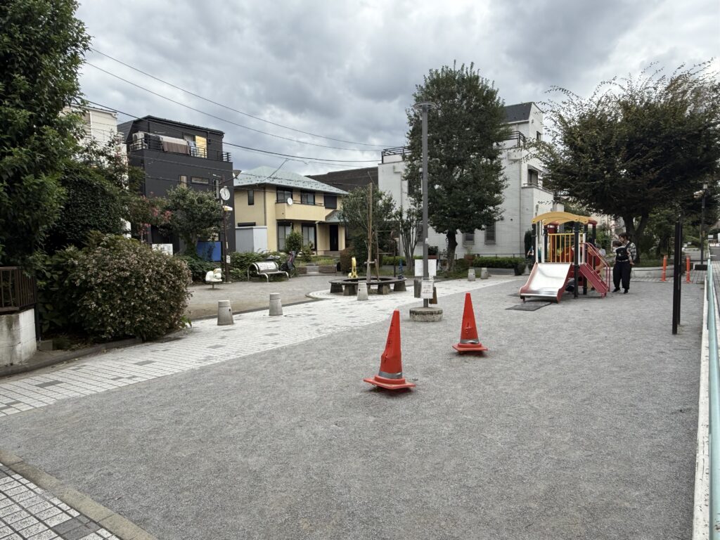 滑り台と時計のある広場