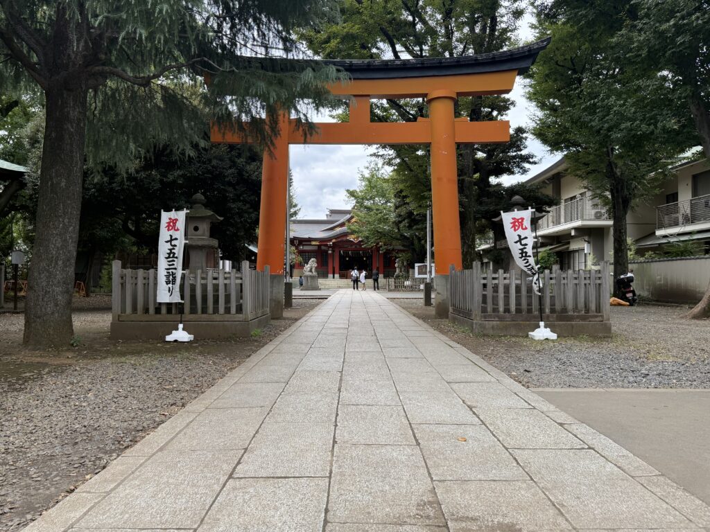 旗岡八幡神社の朱色の鳥居と参道