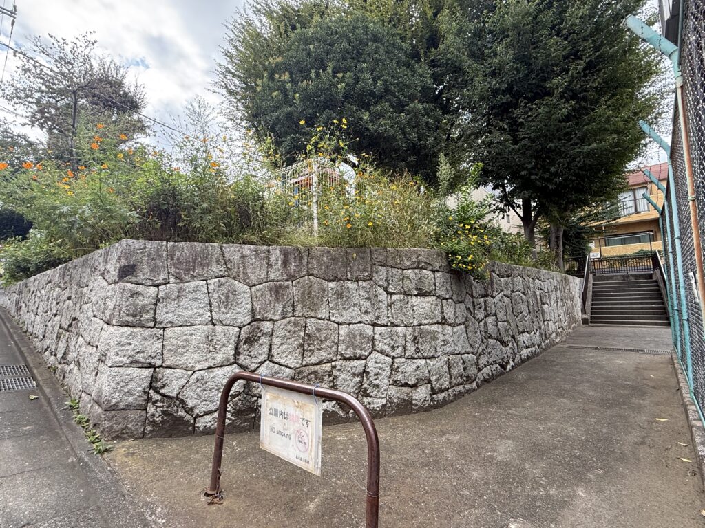 石垣に沿った通路と階段