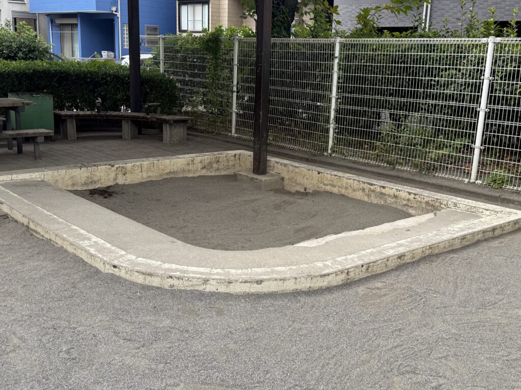 ベンチのそばの砂場