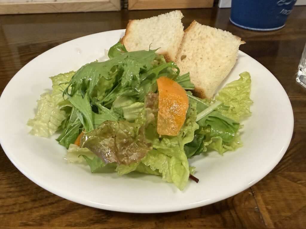 Osteria Ranaのサラダとパン