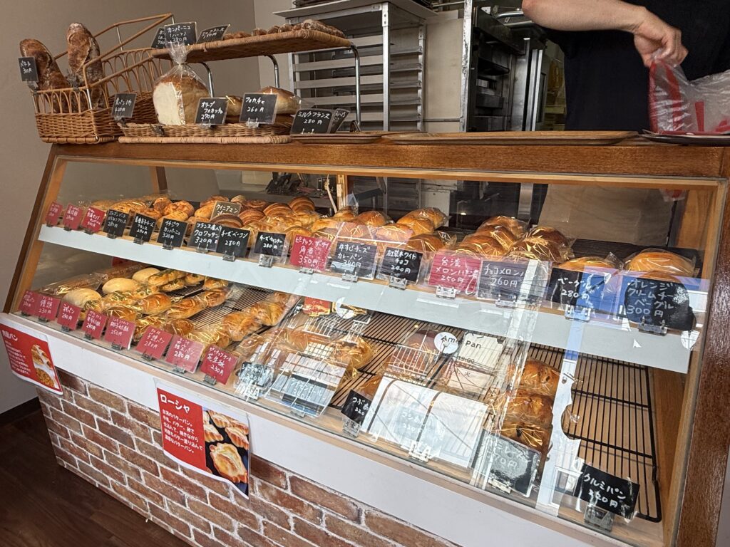 パンが並ぶショーケース
