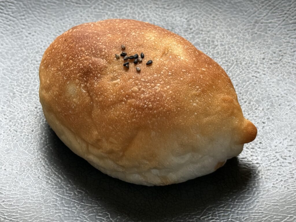 黒ごまがのったピーナッツ・ザーサイ・角煮のパン