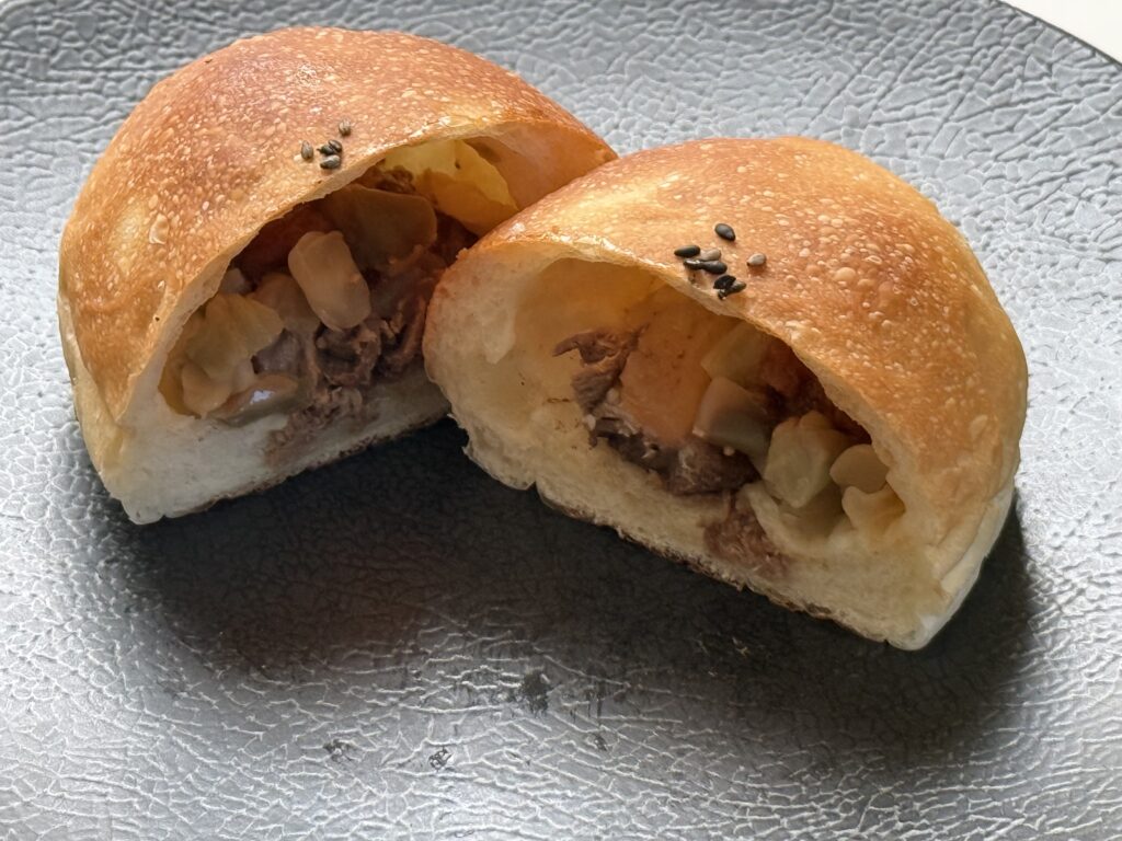 ザーサイと角煮がぎっしり入ったパンの断面