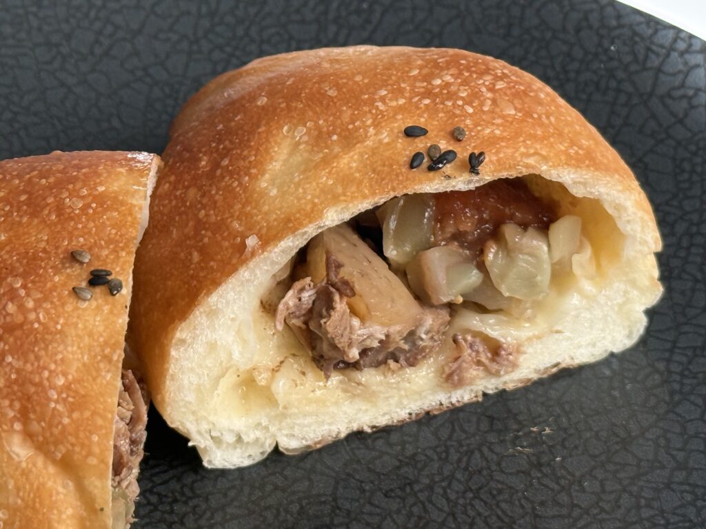 ザーサイと角煮のパンのアップ