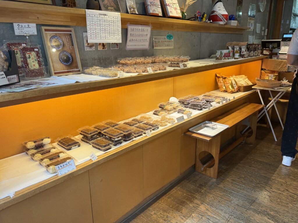 沖田精米の店内。おはぎのパックがずらりと並ぶ