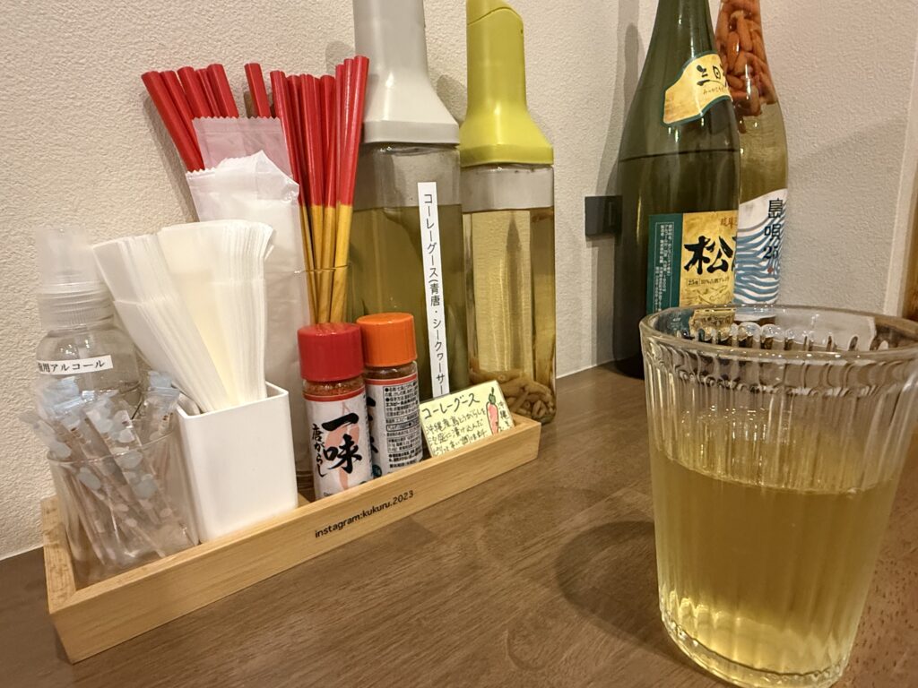 セルフのさんぴん茶と、コーレーグースや一味などの卓上調味料