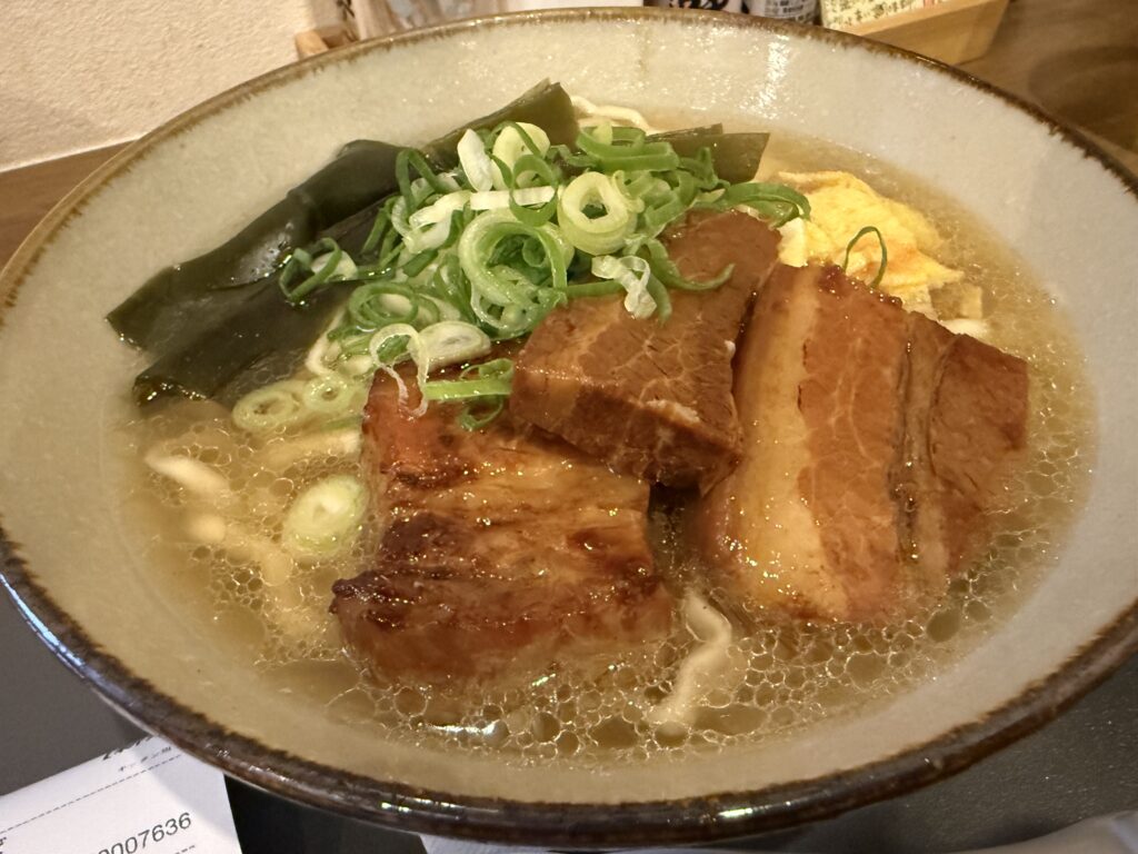 大きなラフテーが3切れのったラフテーそば