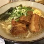大きなラフテーが3切れのったラフテーそば