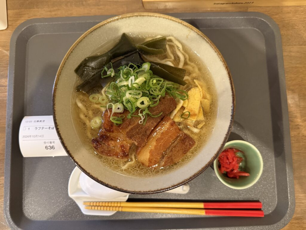 トレーにのったラフテーそば。紅生姜は小皿で別添え