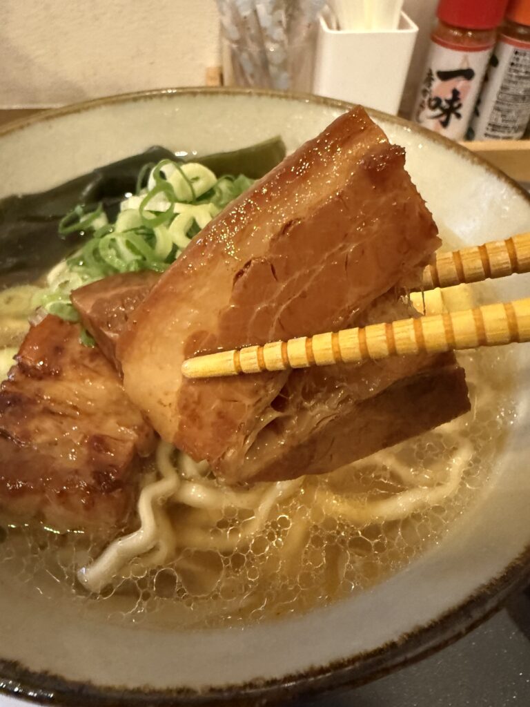 箸で持ち上げた分厚いラフテー