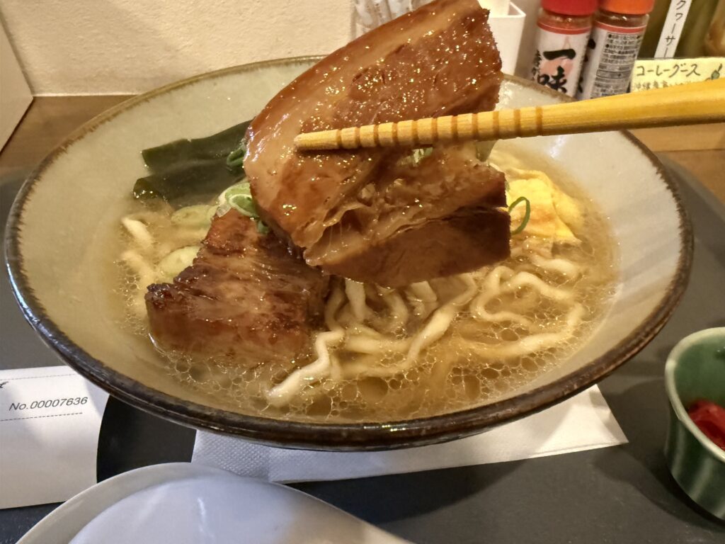 ラフテーを持ち上げたところ。下には中太ちぢれ麺