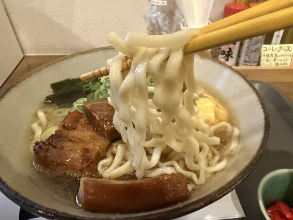 ラフテーと一緒にすくい上げた麺