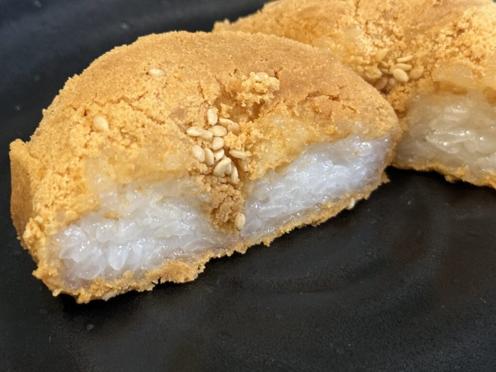 きな粉のおはぎの断面。白いもち米にごまがのる