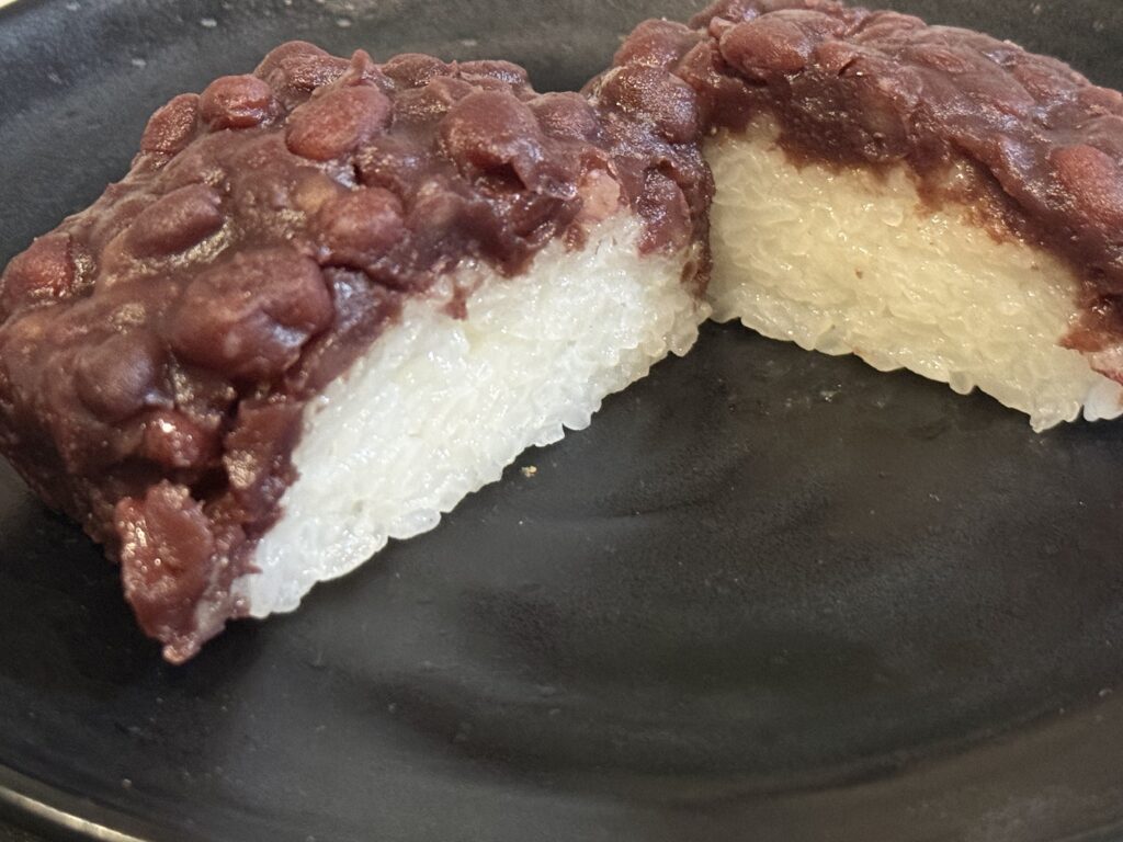 あんこのおはぎの断面。粒あんの下にみずみずしいもち米