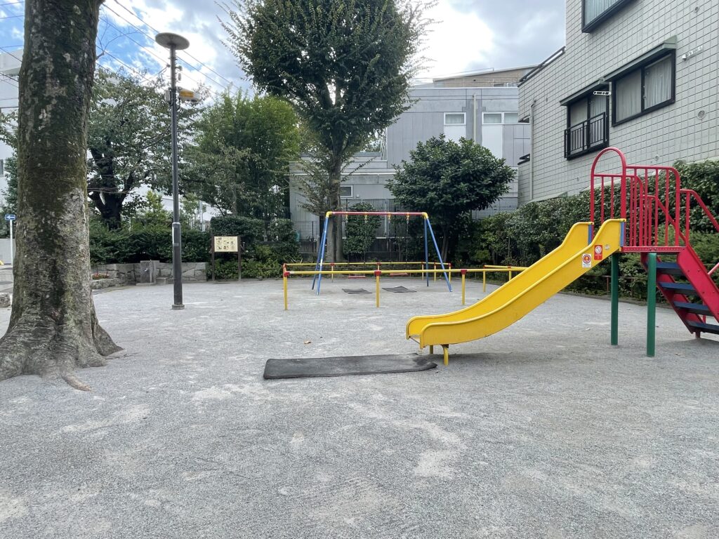 黄色い滑り台とブランコ