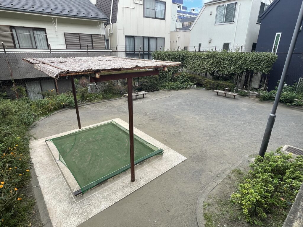 すだれの日よけとネットをかけた砂場