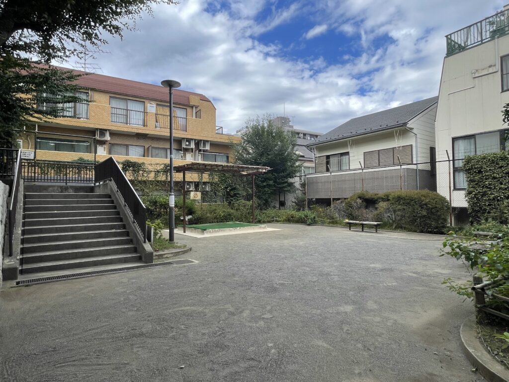 階段と広場、奥に日よけ付きの砂場