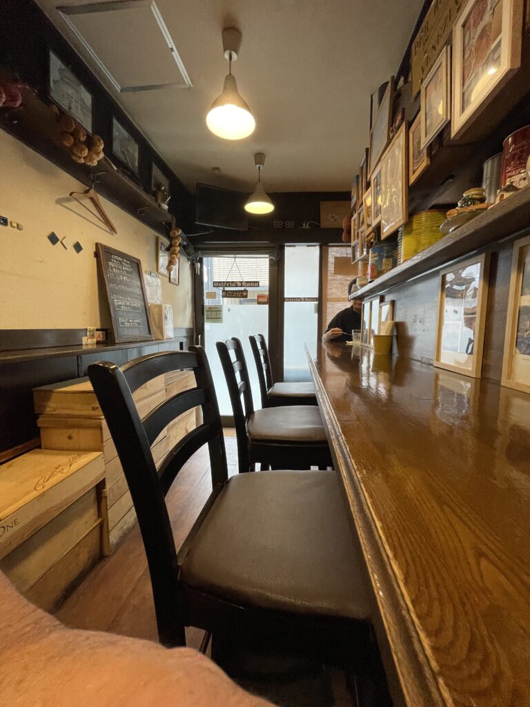 Osteria Ranaの店内のカウンター