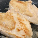 フライパンで焼いた鶏むね肉2枚。奥がブライン液に漬けたもの