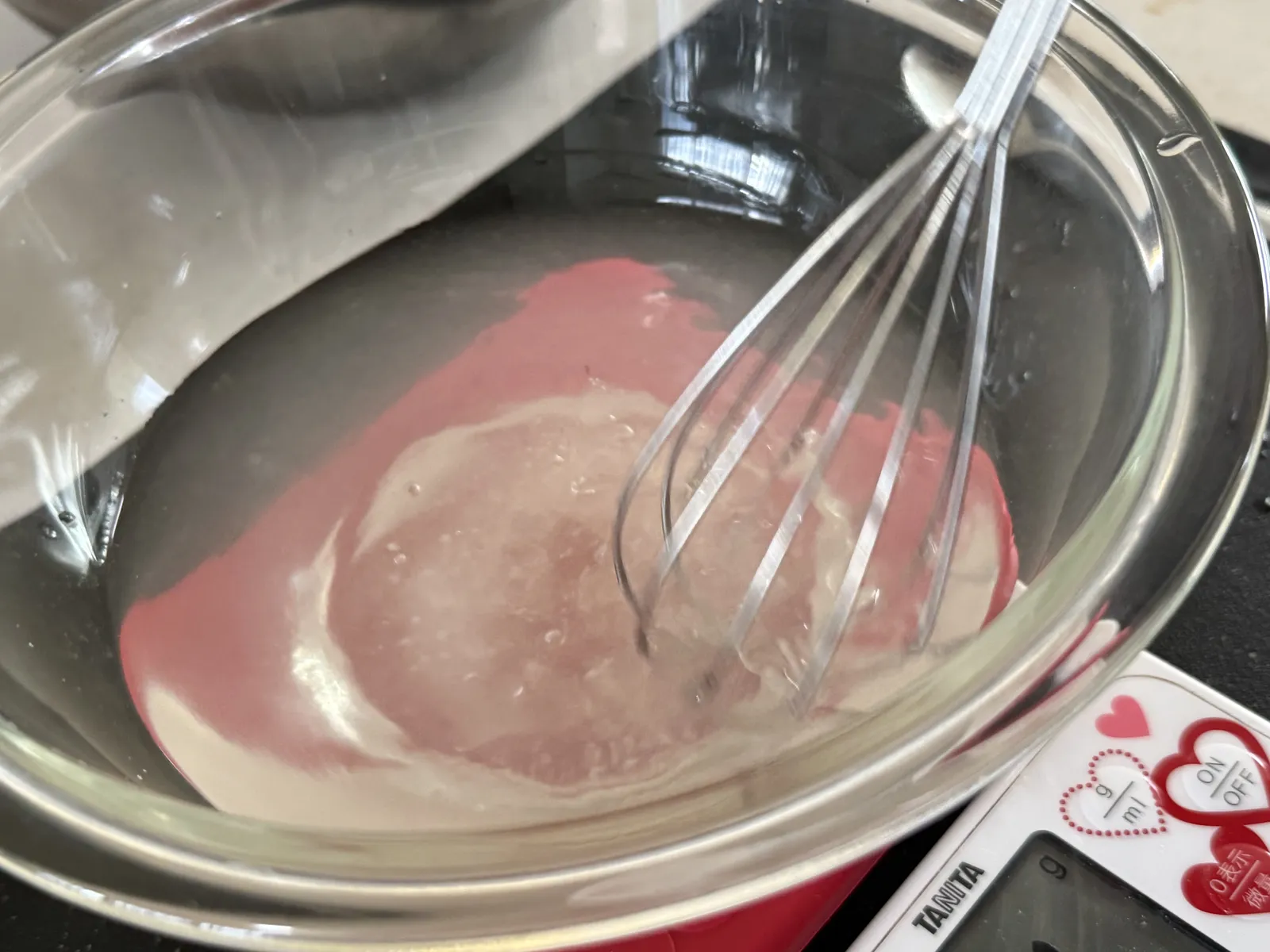 ボウルで水・塩・砂糖を混ぜてブライン液を作るところ