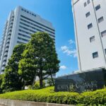 昭和医科大学病院の高層棟と「昭和医科大学病院」の石の銘板