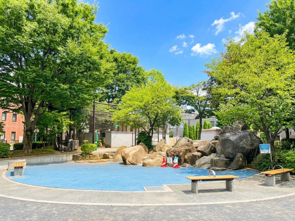 岩山とベンチのある荏原南公園の広場