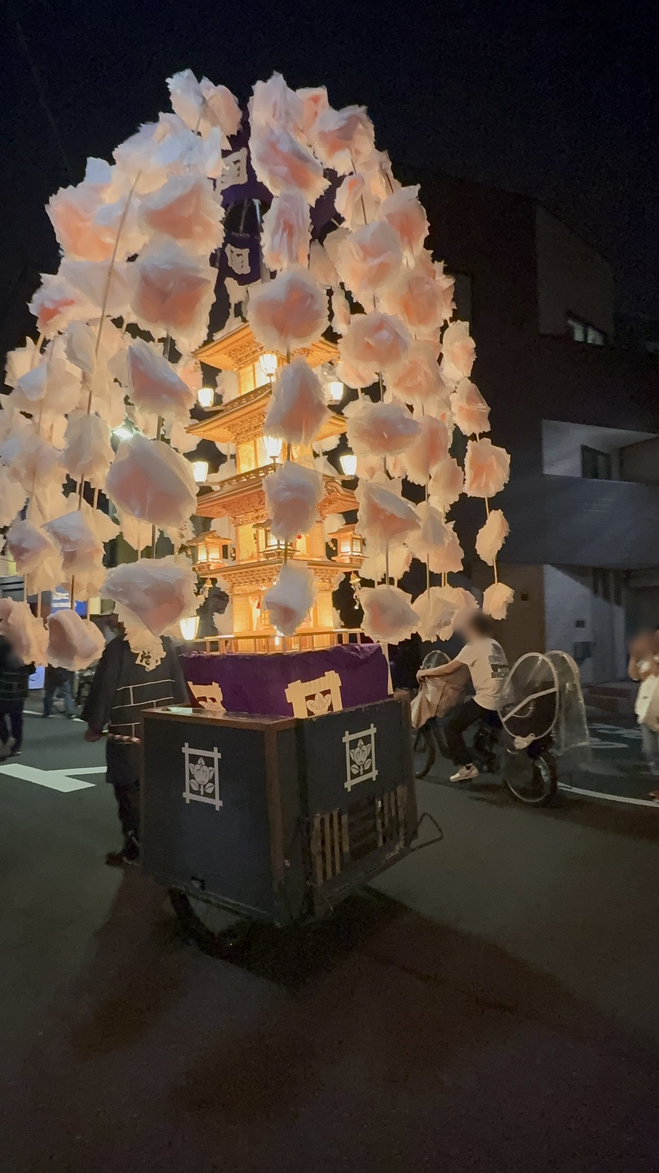 台車に載せられて夜道を進む万灯を横から見たところ
