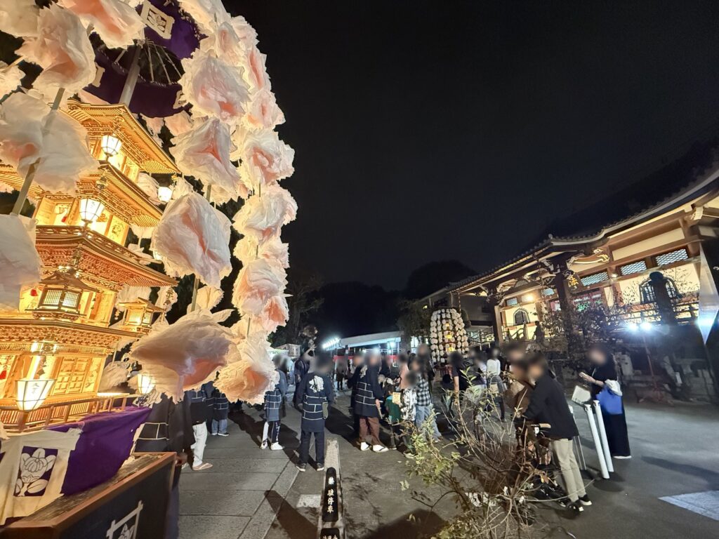 法蓮寺の境内に到着した万灯と、本堂の前に集まる人たち