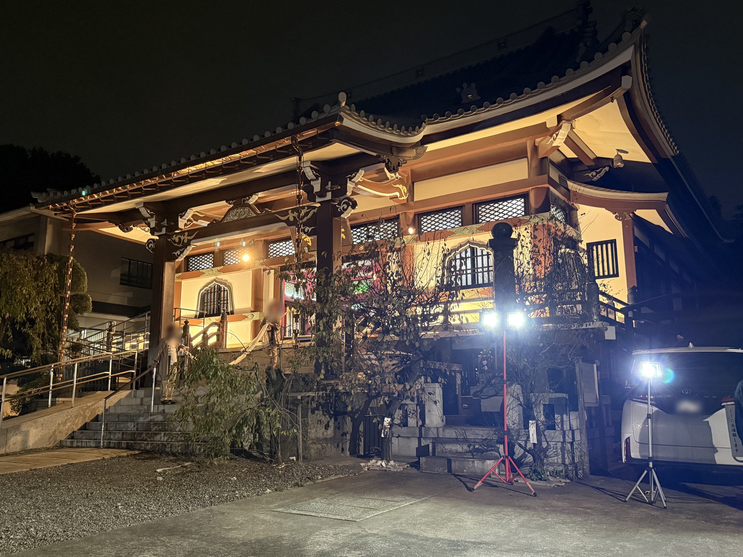 夜の照明に浮かび上がる法蓮寺の本堂
