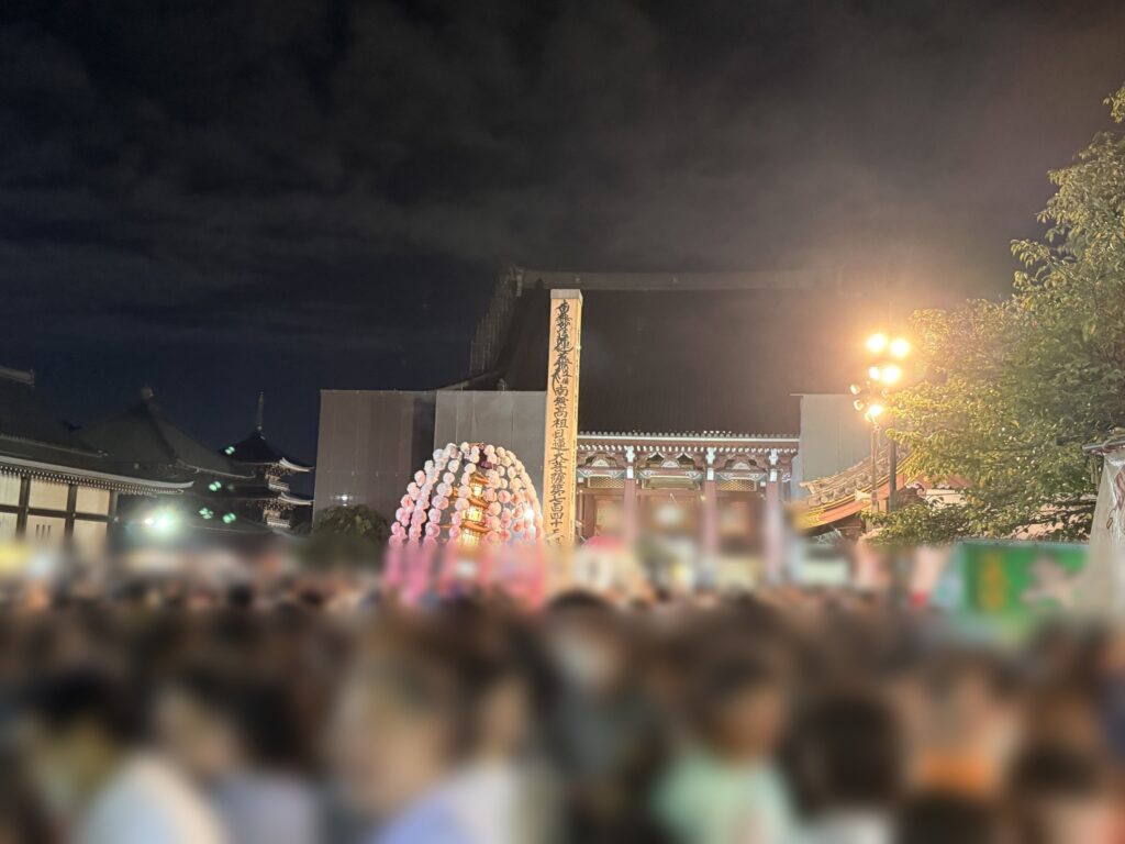 大堂の前を埋め尽くす人と万灯