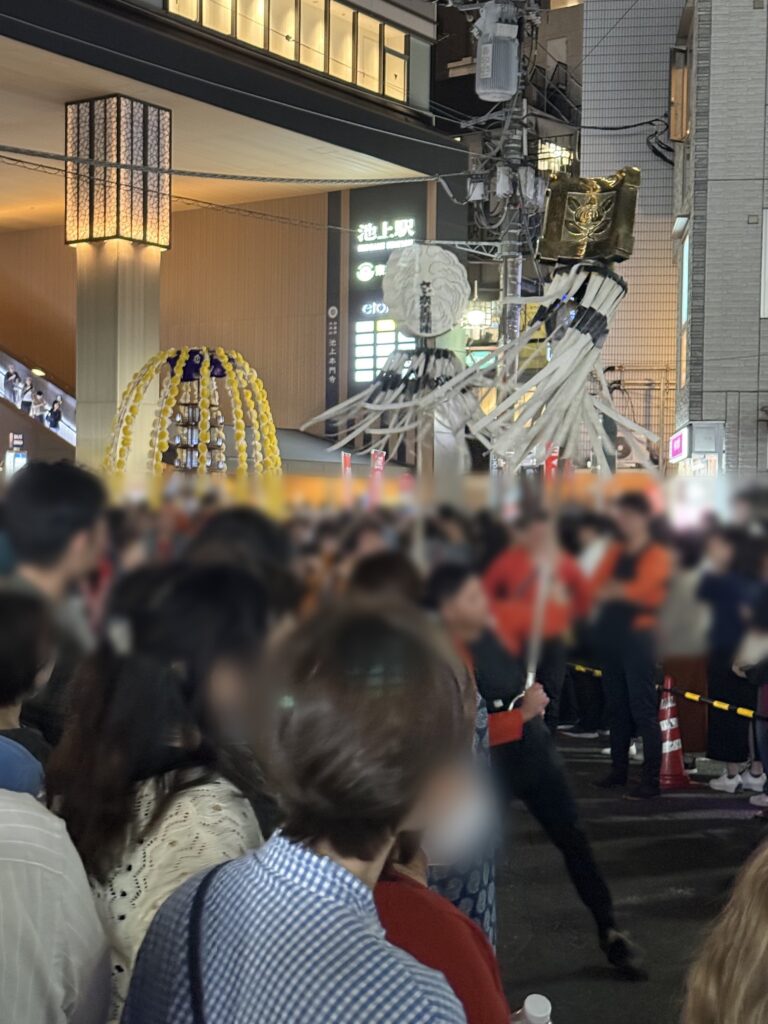 池上駅前で振られる纏