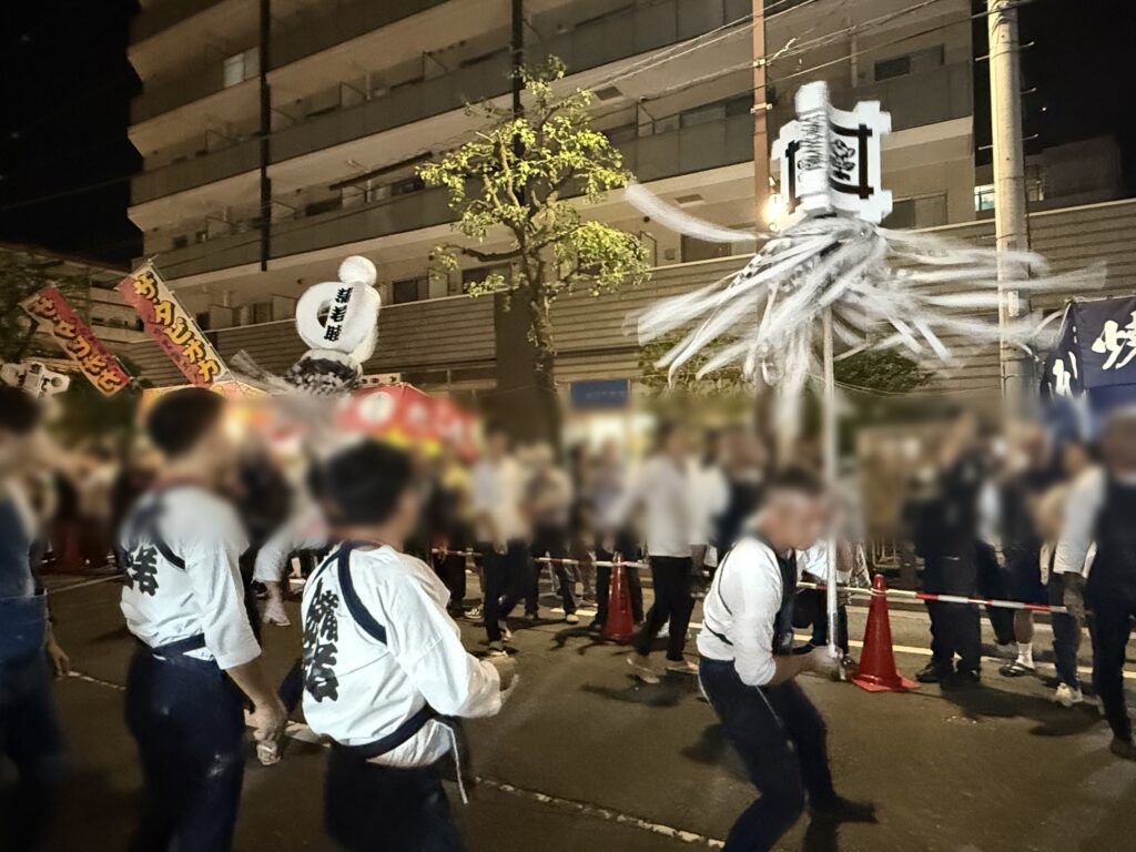 白い纏を振る講中
