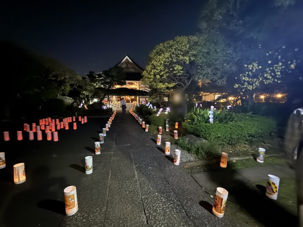 灯籠が並ぶ夜の参道