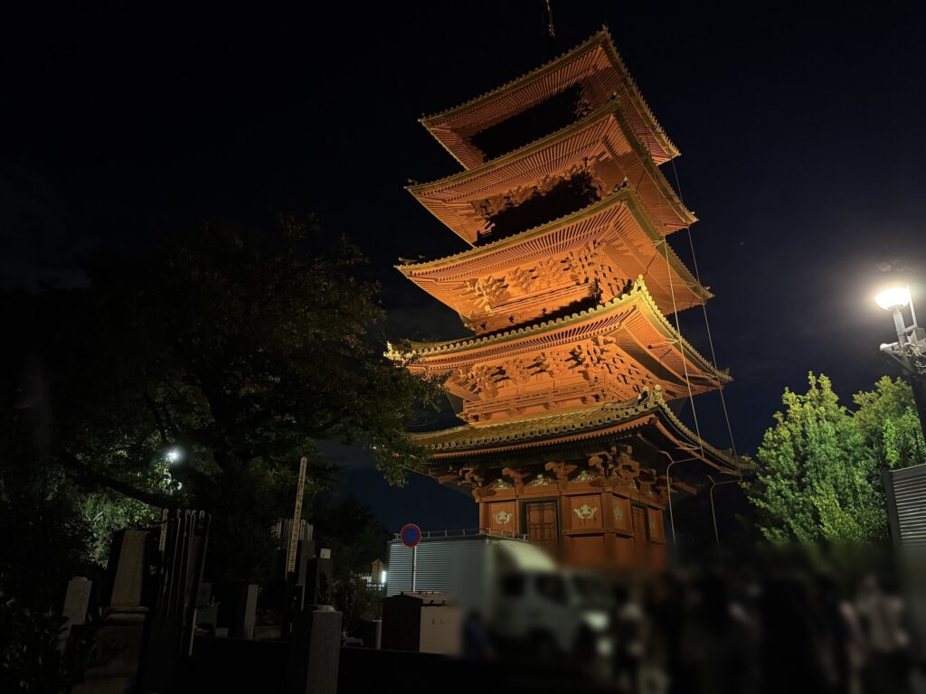 ライトアップされた五重塔