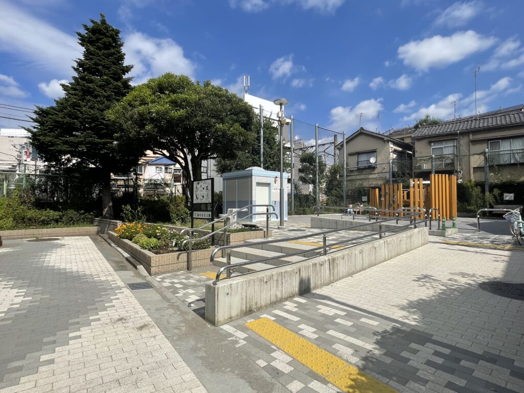旗の台北公園の写真（広場へ続くスロープ）