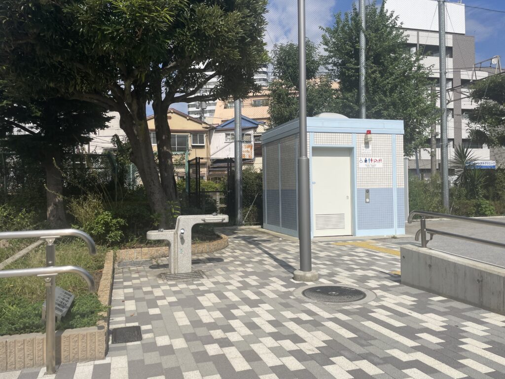 旗の台北公園の写真（トイレと水飲み場）