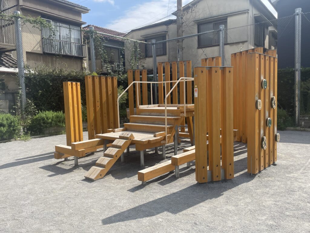 旗の台北公園の写真（木製ジャングルジム）