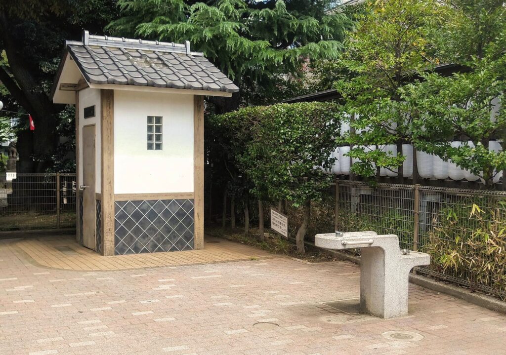 旗岡児童遊園の写真（蔵のような外観のトイレと水飲み場）