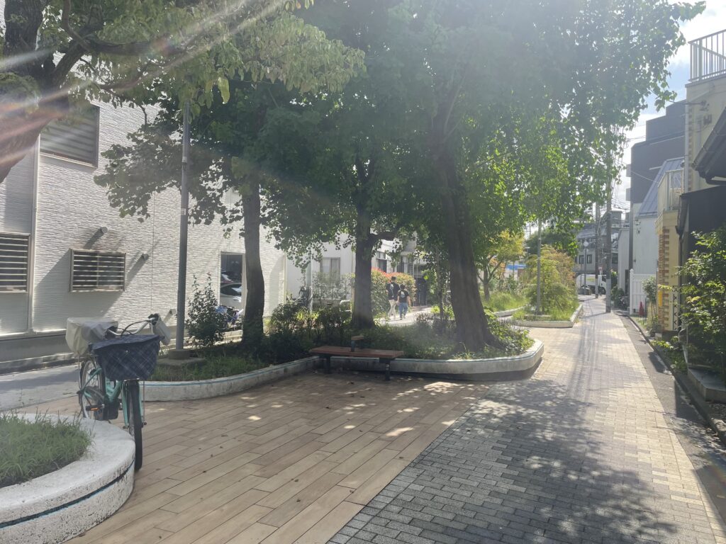 立会川児童遊園（その3）の写真（木陰の緑道）